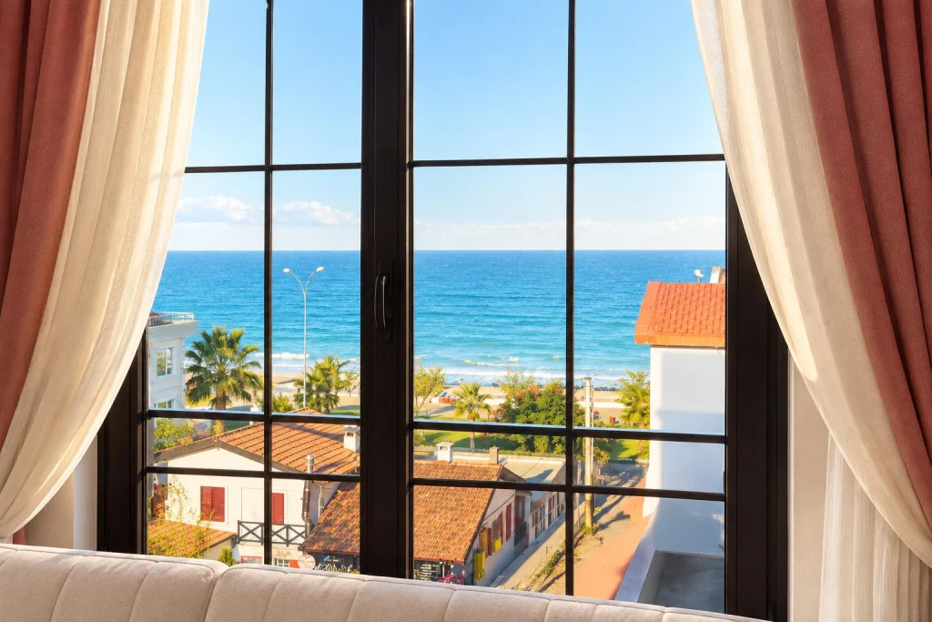 Sweet Home Otel odasının penceresinden Atakum sahili ve Karadeniz